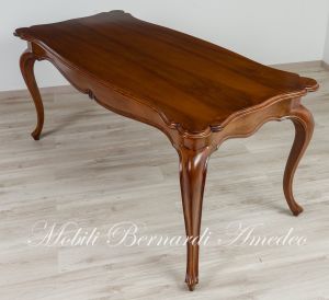 Tavolo realizzato in noce stile barocco con gambe curve e piano sagomato